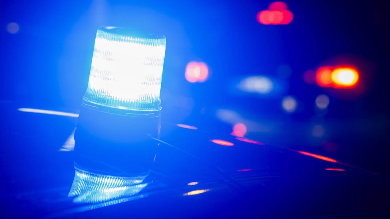 Ein Blaulicht eines Polizeiautos leuchtet in der Nacht (Symbolbild): In Wolfsburg hat es in einer Nacht zwei Motorrad-Diebstähle gegeben.