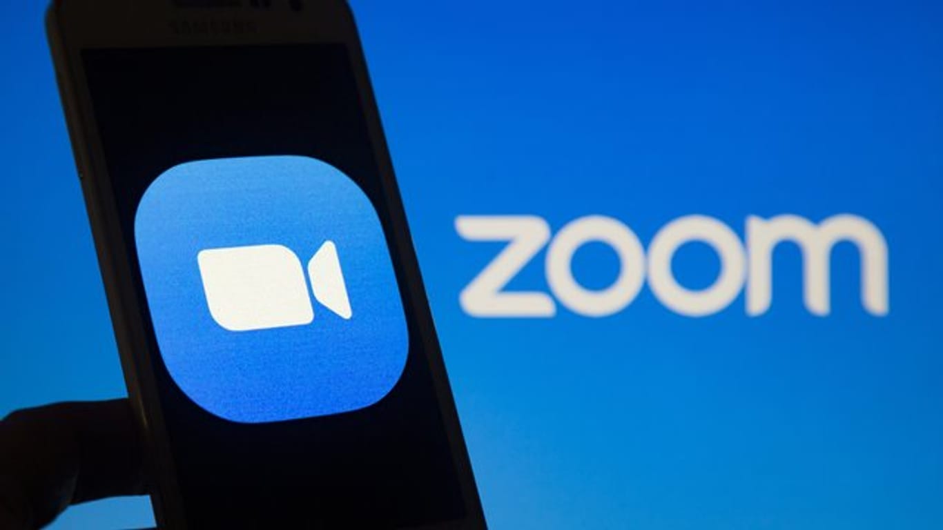 Das Logo vom Videokonferenzdienst Zoom auf einem Smartphone-Bildschirm.