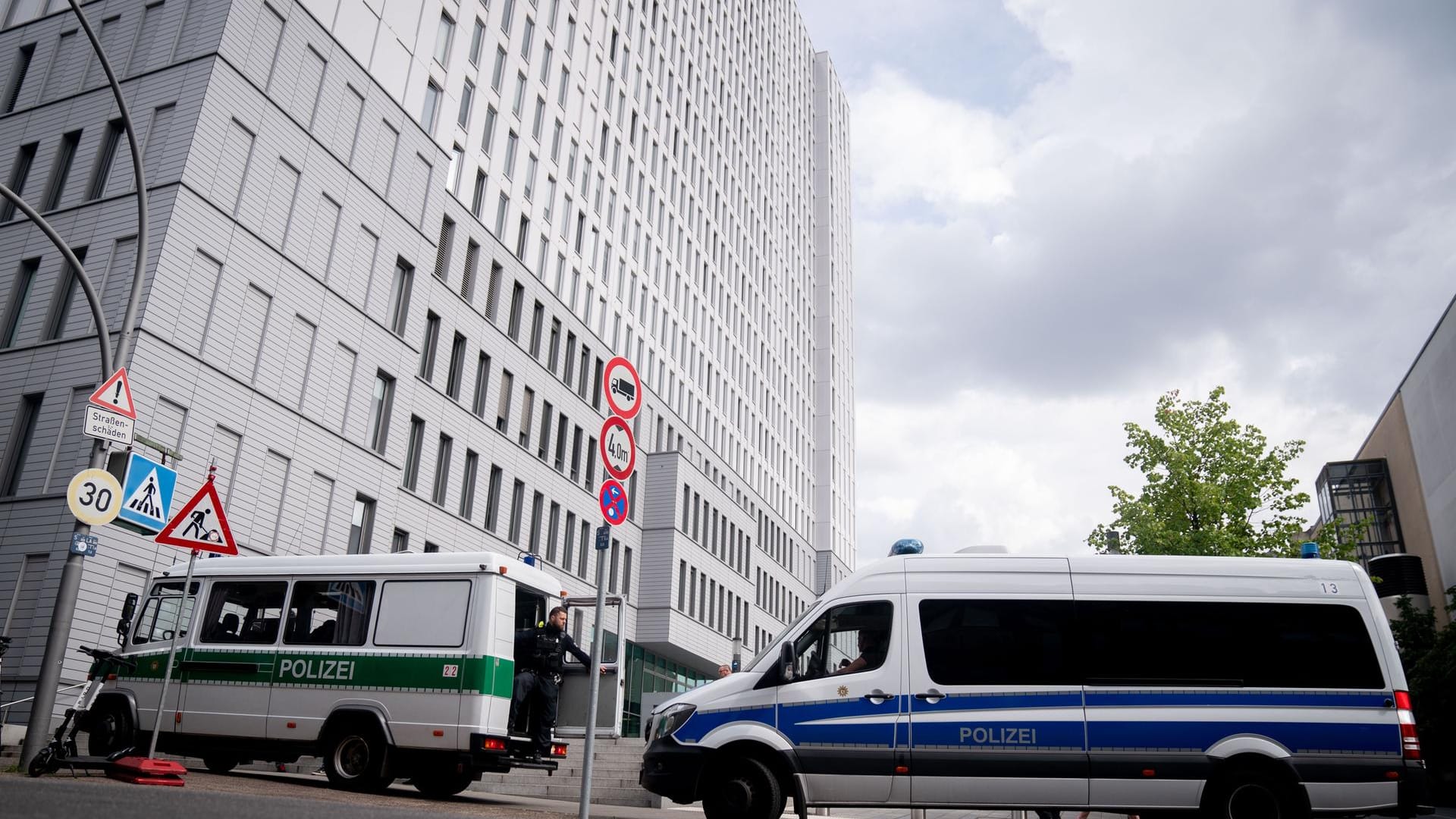 Oppositionsführer Nawalny in Deutschland: Bewachung durch das BKA am Hochhaus der Charité in Berlin-Mitte.