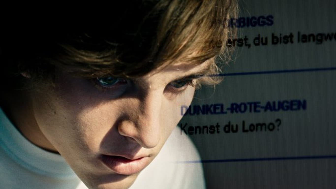 Jonas Dassler als Karl in einer Szene des Films "LOMO - The Language of many others".