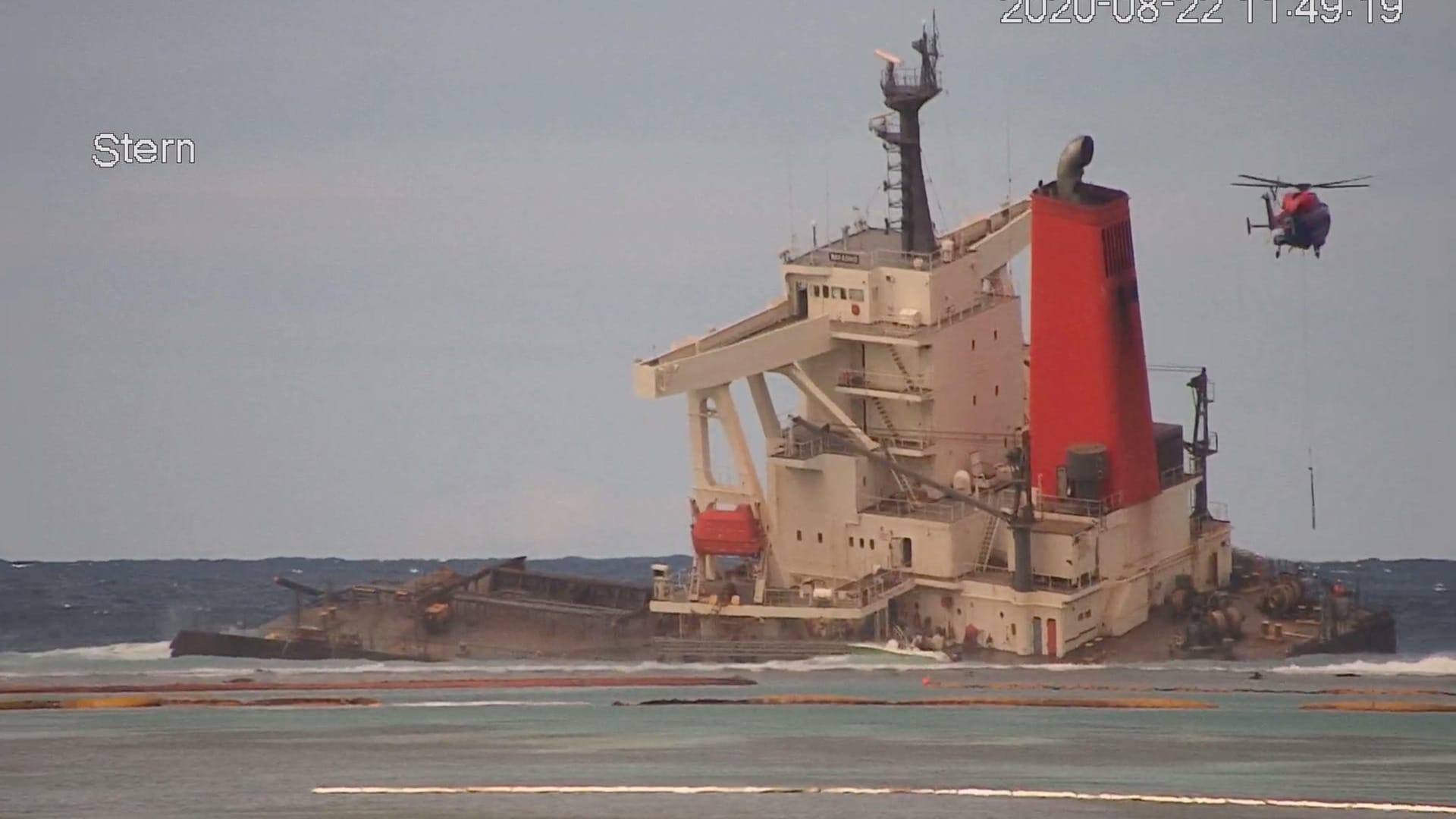 Aufnahmen des havarierten Frachters vor Mauritius: Das Schiff brach in zwei Teile.