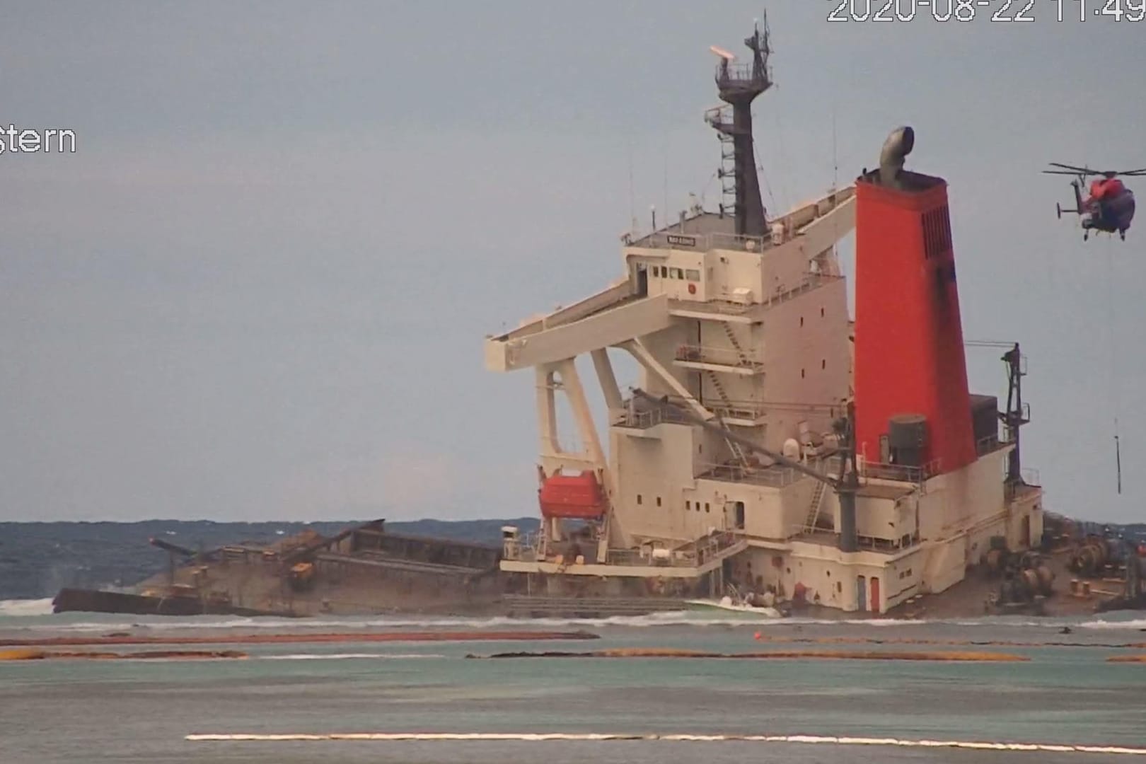 Aufnahmen des havarierten Frachters vor Mauritius: Das Schiff brach in zwei Teile.