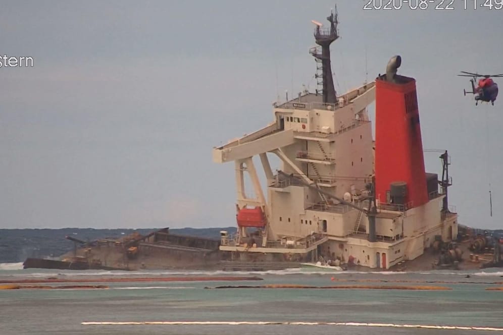 Aufnahmen des havarierten Frachters vor Mauritius: Das Schiff brach in zwei Teile.