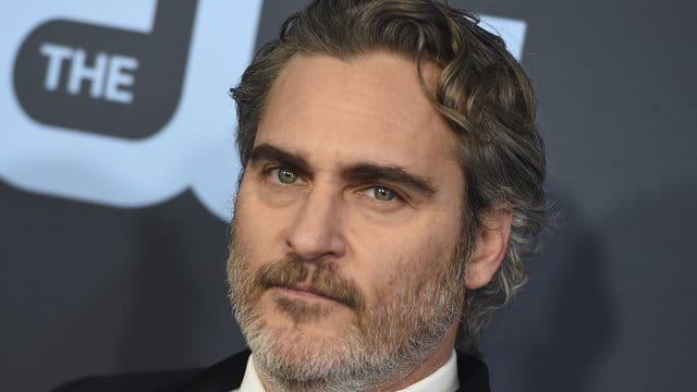 "Es gibt so viel Schmerz in der Welt, gegen den wir nichts tun können, aber an dem Leid von Tieren beteiligt zu sein, zählt nicht dazu", sagt Schauspieler Joaquin Phoenix in einem Video. "Es gibt so viel Schmerz in der Welt, gegen den wir nichts tun können, aber an dem Leid von Tieren beteiligt zu sein, zählt nicht dazu", sagt Schauspieler Joaquin Phoenix in einem Video.