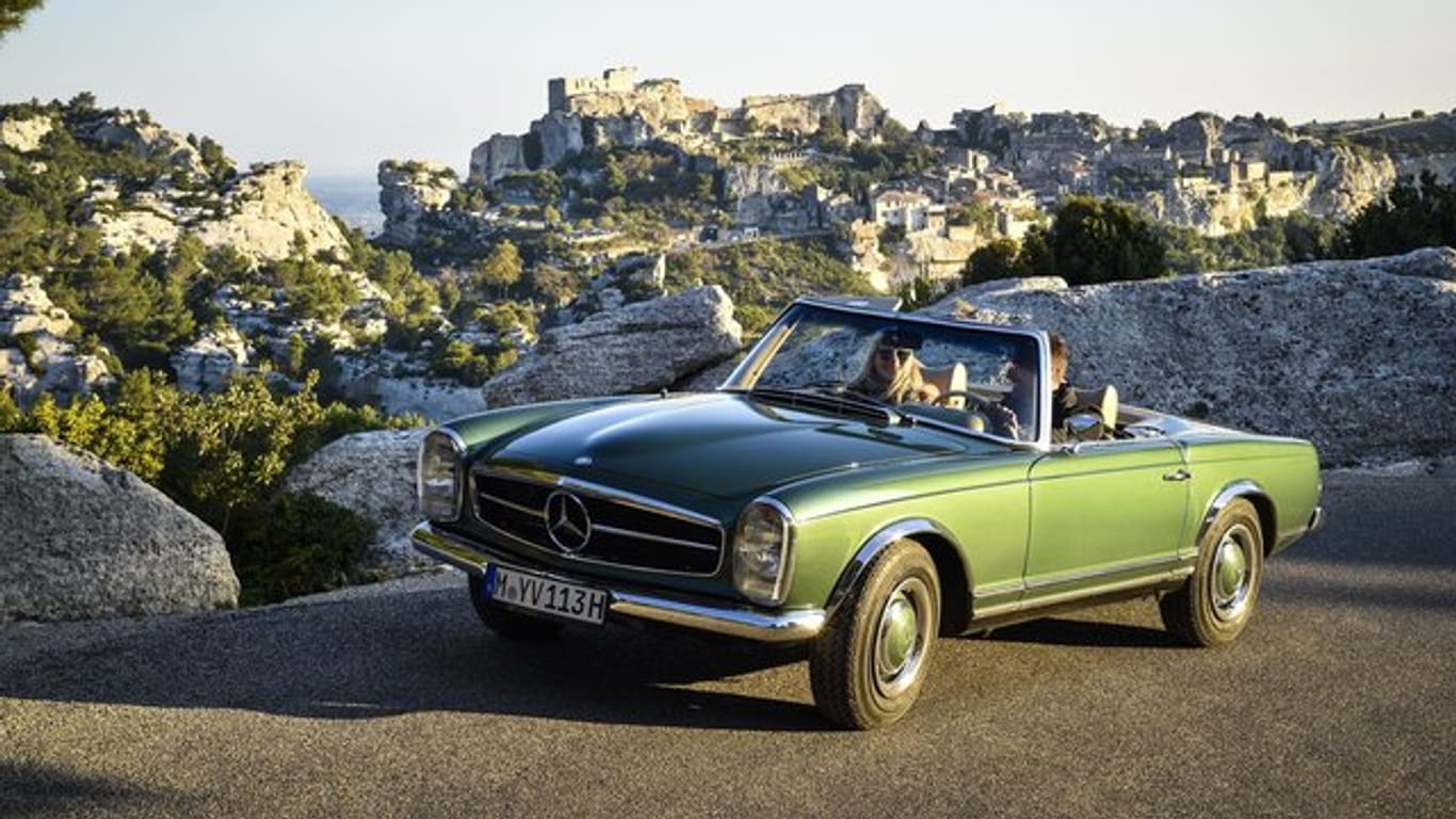 Mit einem Roadstern vom Typ Pagode durch Südfrankreich fahren - solche Reisen bietet Mercedes-Benz Classic Car Travel an.