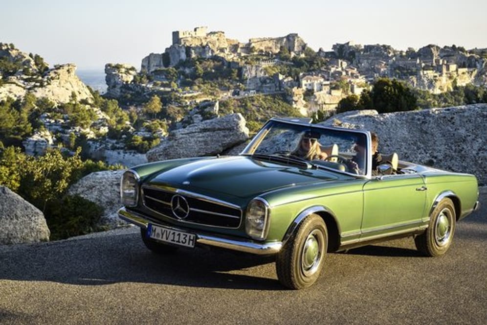 Mit einem Roadstern vom Typ Pagode durch Südfrankreich fahren - solche Reisen bietet Mercedes-Benz Classic Car Travel an.