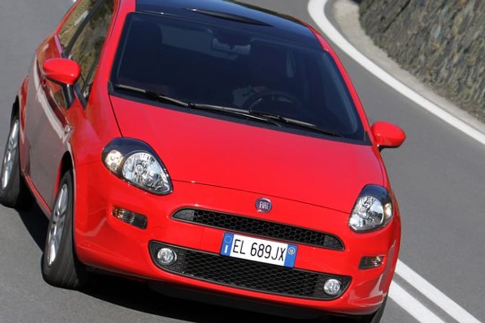 Rot wie ein Ferrari: Der kleine Fiat Punto steht für italienische Mobilität zu kleinen Preisen.