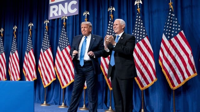 US-Präsident Donald Trump und Vizepräsident Mike Pence stehen nach Trumps Rede beim Parteitag der Republikaner auf der Bühne. US-Präsident Donald Trump und Vizepräsident Mike Pence stehen nach Trumps Rede beim Parteitag der Republikaner auf der Bühne.