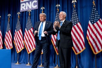US-Präsident Donald Trump und Vizepräsident Mike Pence stehen nach Trumps Rede beim Parteitag der Republikaner auf der Bühne.