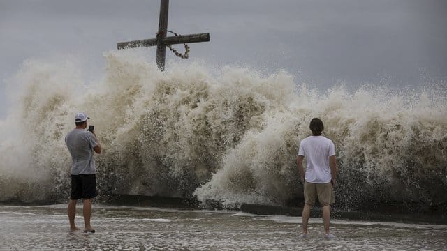 Mark Allums (l) und Hunter Clark fotografieren in HIgh Island, Texas, die hohen Wellen, die als Vorboten von Hurrikan "Laura" auf die Küste treffen. Mark Allums (l) und Hunter Clark fotografieren in HIgh Island, Texas, die hohen Wellen, die als Vorboten von Hurrikan "Laura" auf die Küste treffen.