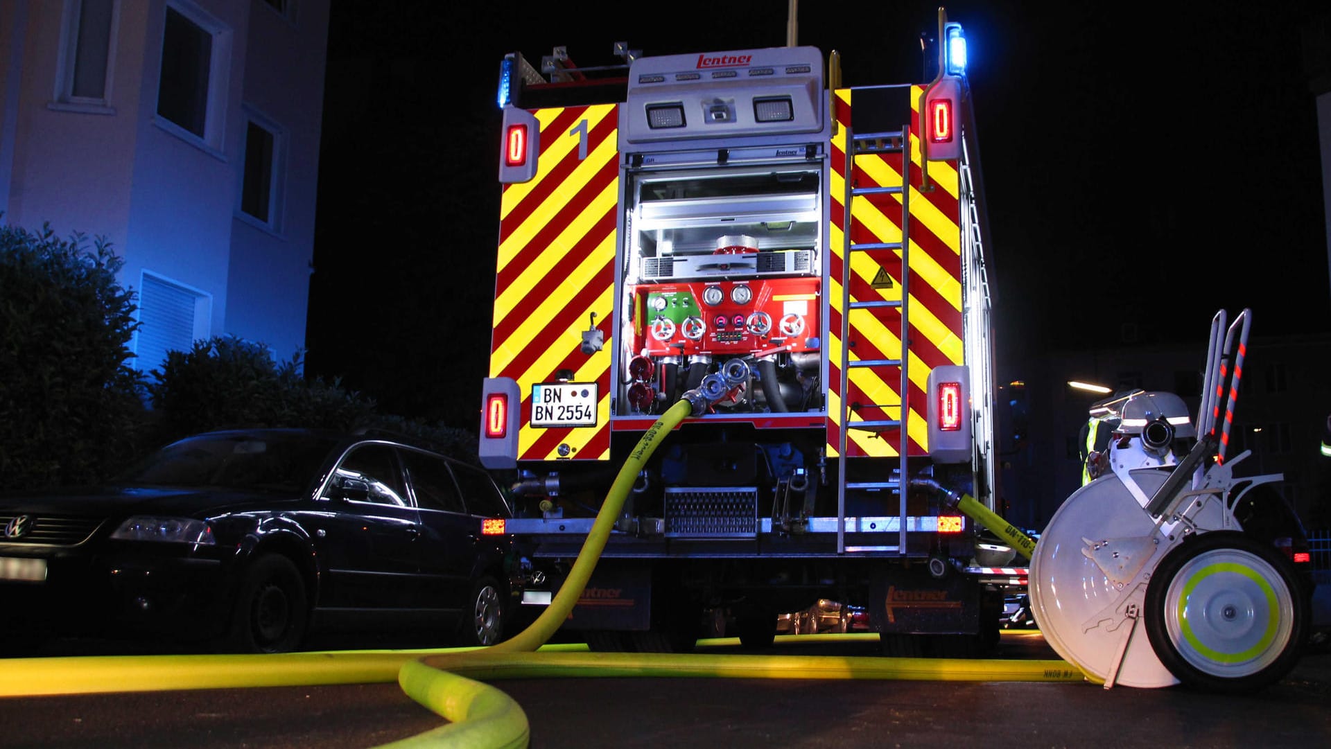 Löschfahrzeug der Bonner Feuerwehr: In einer Tiefgarage hat es gebrannt. Löschfahrzeug der Bonner Feuerwehr: In einer Tiefgarage hat es gebrannt.