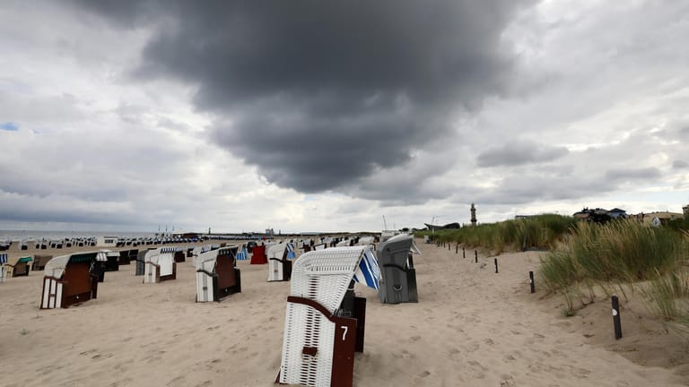 Dunkle Wolken über der Ostsee in Warnemünde: Anfang September könnte es aber noch einmal sommerliche Temperaturen geben. (Symbolfoto)