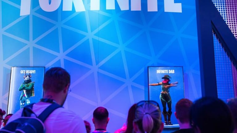Besucher stehen 2019 auf der Spielemesse Gamescom am Stand von facebook Gaming an, um das Spiel "Fortnite" zu spielen.
