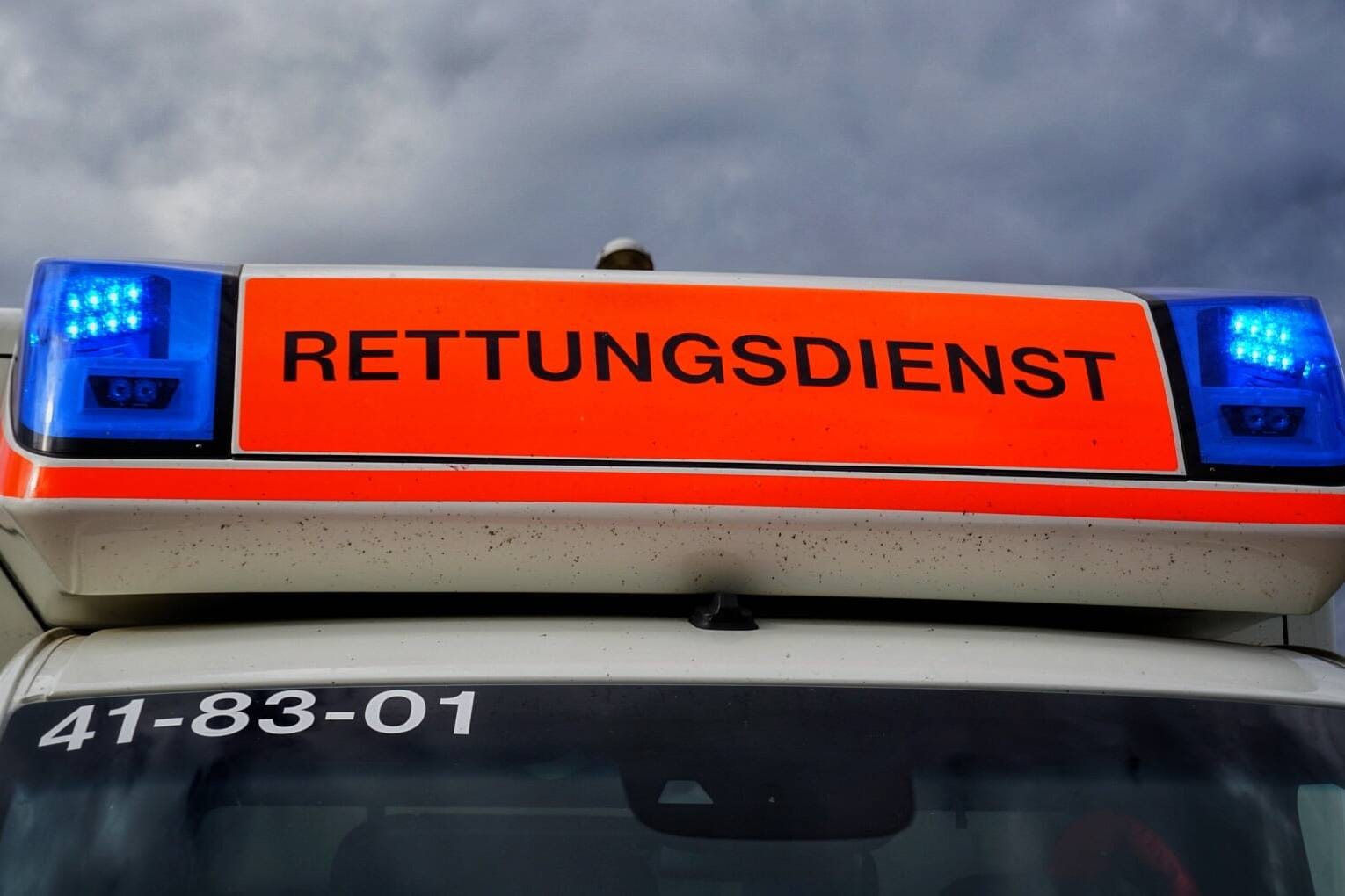 Rettungsdienst im Einsatz: In Karlsruhe wurde eine Frau durch ihr eigenes Kind verletzt.