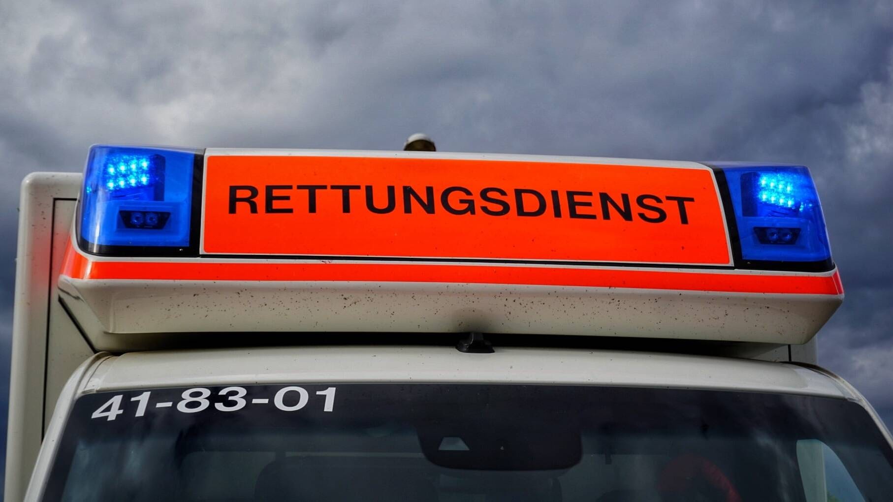 Rettungsdienst im Einsatz: In Karlsruhe wurde eine Frau durch ihr eigenes Kind verletzt.