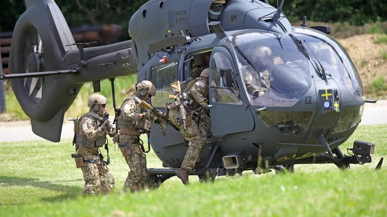KSK mit dem Helikopter Airbus: Kann sich die Bundeswehr von ihren Soldaten trennen?