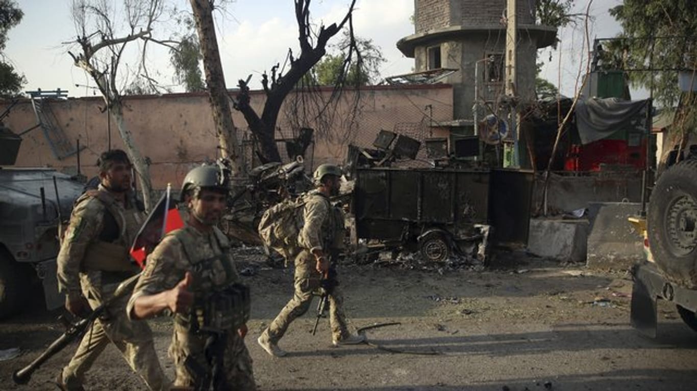 Afghanische Sicherheitskräfte versammeln sich nach einem Angriff vor einem Gefängnis.