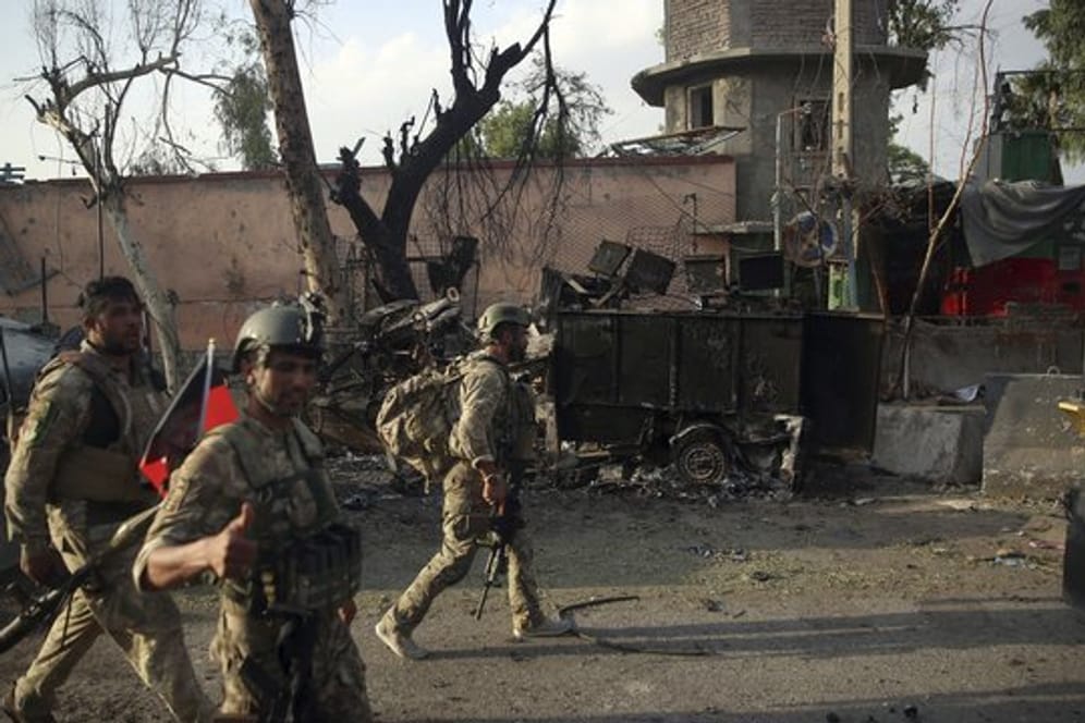 Afghanische Sicherheitskräfte versammeln sich nach einem Angriff vor einem Gefängnis.