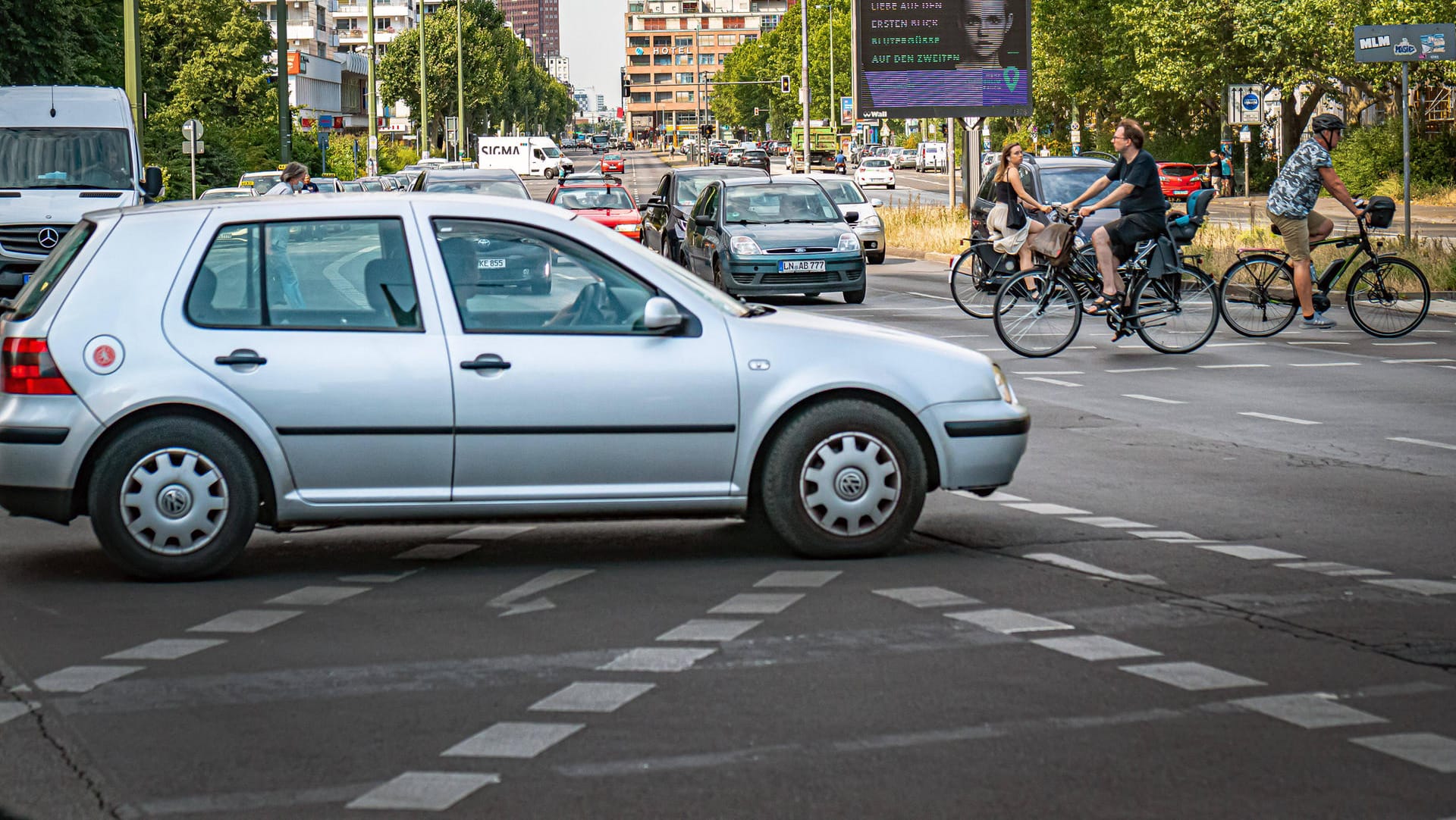 Straßenverkehr: Im September 2018 war für neu zugelassene Autos die neue europäische Abgasnorm WLTP eingeführt worden.