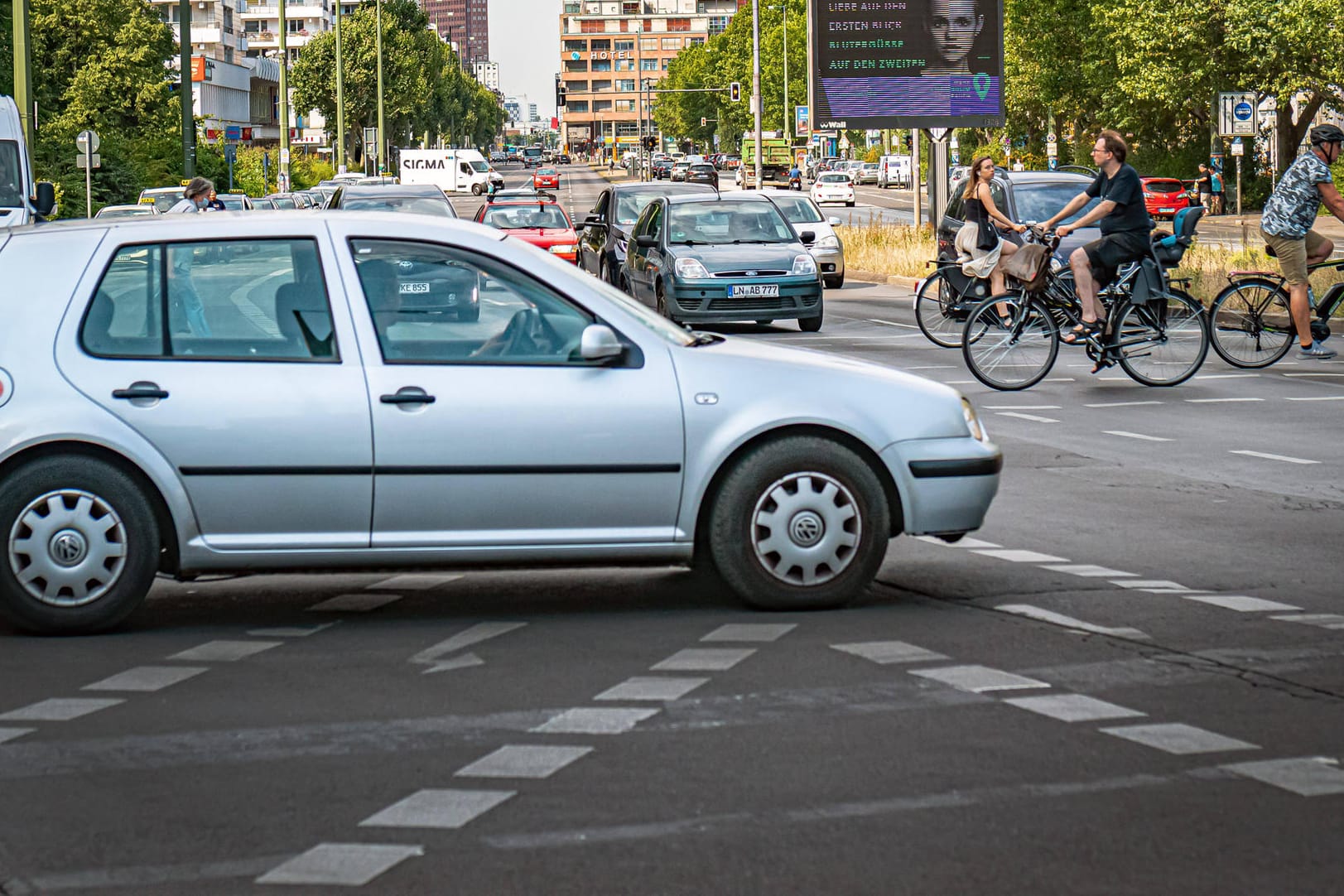 Straßenverkehr: Im September 2018 war für neu zugelassene Autos die neue europäische Abgasnorm WLTP eingeführt worden.