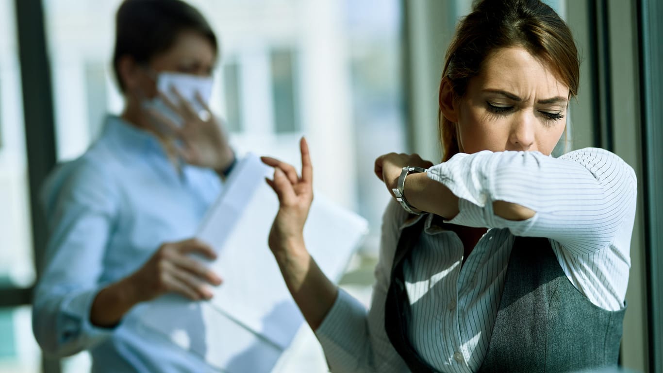 Ansteckungsgefahr bei der Arbeit: Zum Schutz vor dem Coronavirus wird eine Maskenpflicht in Büros diskutiert.