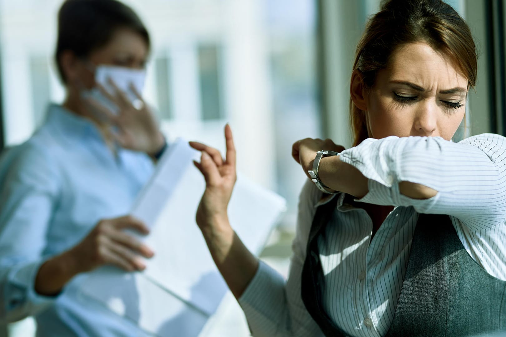 Ansteckungsgefahr bei der Arbeit: Zum Schutz vor dem Coronavirus wird eine Maskenpflicht in Büros diskutiert.