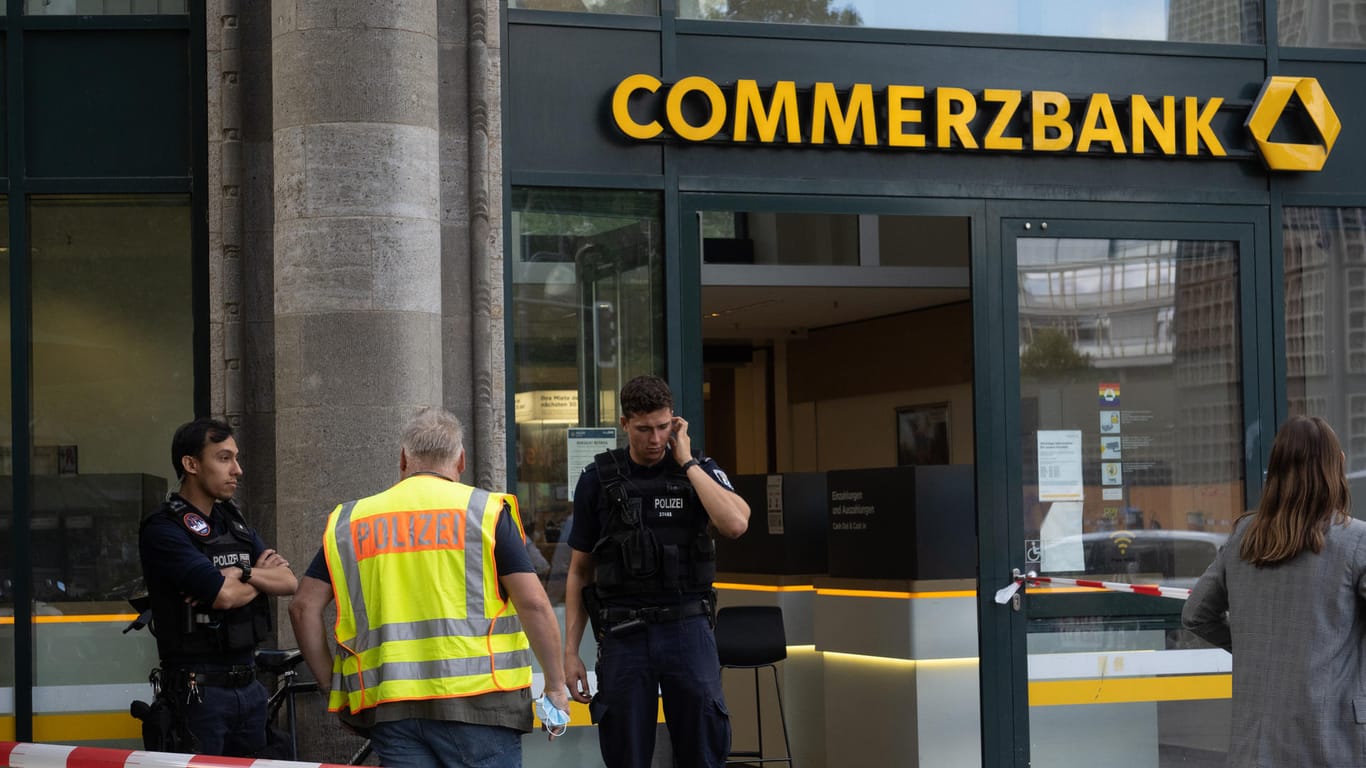 Polizisten stehen vor einer Bank: Zwei Geldinstitute sind in Berlin überfallen worden.