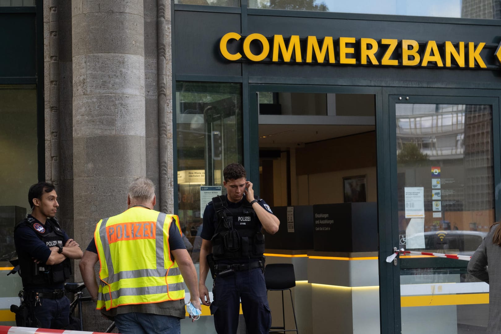 Polizisten stehen vor einer Bank: Zwei Geldinstitute sind in Berlin überfallen worden.