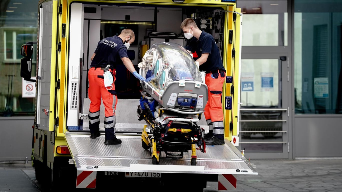 Sanitäter vom Bundeswehr Rettungsdienst bringen die Spezialtrage, mit der Nawalny in die Charite eingeliefert wurde, zurück in den Krankenwagen: Für die Berliner Ärzte steht fest: Nawalny wurde vergiftet.