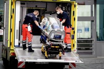Sanitäter vom Bundeswehr Rettungsdienst bringen die Spezialtrage, mit der Nawalny in die Charite eingeliefert wurde, zurück in den Krankenwagen: Für die Berliner Ärzte steht fest: Nawalny wurde vergiftet.