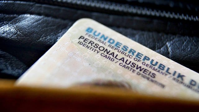 Menschen ab 24 Jahren müssen in der Regel alle zehn Jahre einen neuen Personalausweis beantragen. Menschen ab 24 Jahren müssen in der Regel alle zehn Jahre einen neuen Personalausweis beantragen.