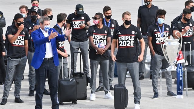 Wer soll diese Bayern schlagen: Die ist nach dem Sieg in der Champions League heimgekehrt und wurde von Ministerpräsident Söder begrüßt. Wer soll diese Bayern schlagen: Die ist nach dem Sieg in der Champions League heimgekehrt und wurde von Ministerpräsident Söder begrüßt.
