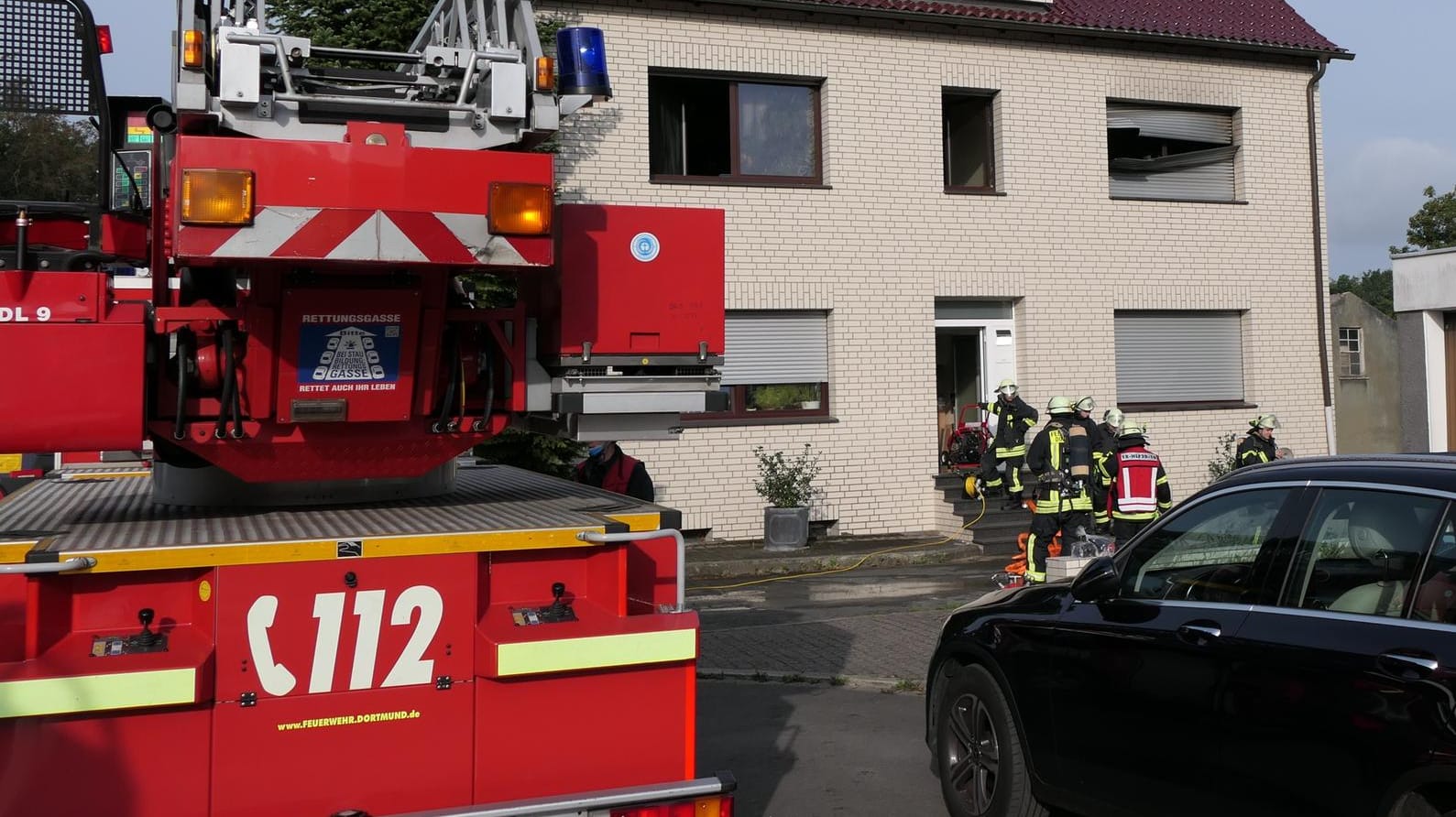 Blick auf die Einsatzstelle: In einem Mehrfamilienhaus ist ein Feuer ausgebrochen. Blick auf die Einsatzstelle: In einem Mehrfamilienhaus ist ein Feuer ausgebrochen.