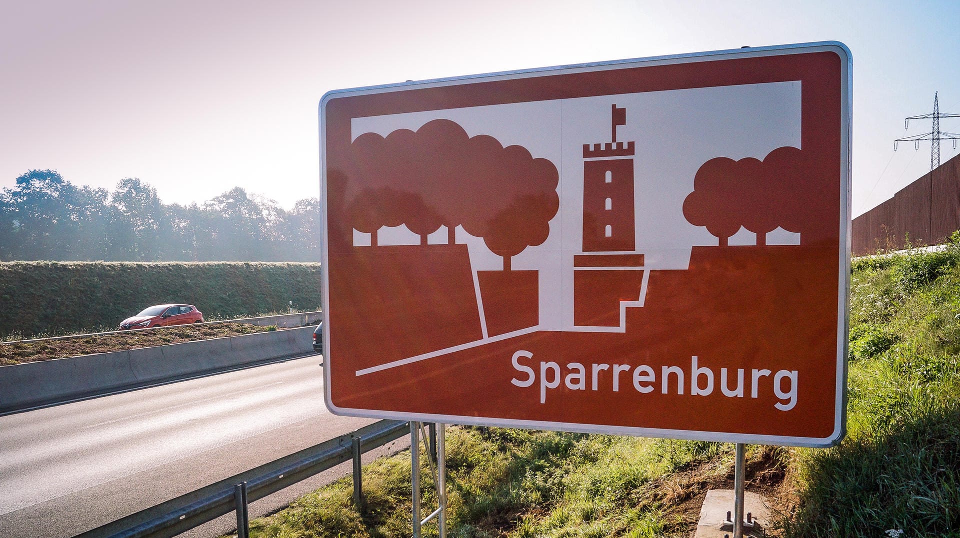 Ein touristisches Hinweisschild an der A33 in Richtung Bielefeld weist auf die Sparrenburg hin: Das Schild zeigt das berühmte Wahrzeichen der Stadt. Ein touristisches Hinweisschild an der A33 in Richtung Bielefeld weist auf die Sparrenburg hin: Das Schild zeigt das berühmte Wahrzeichen der Stadt.