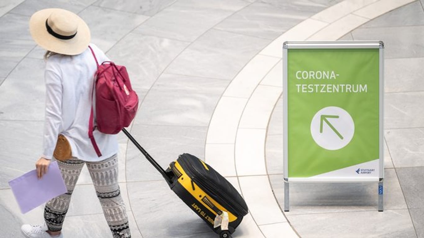 An den Flughäfen und Bahnhöfen in Deutschland können sich Reiserückkehrer auf Corona testen lassen.