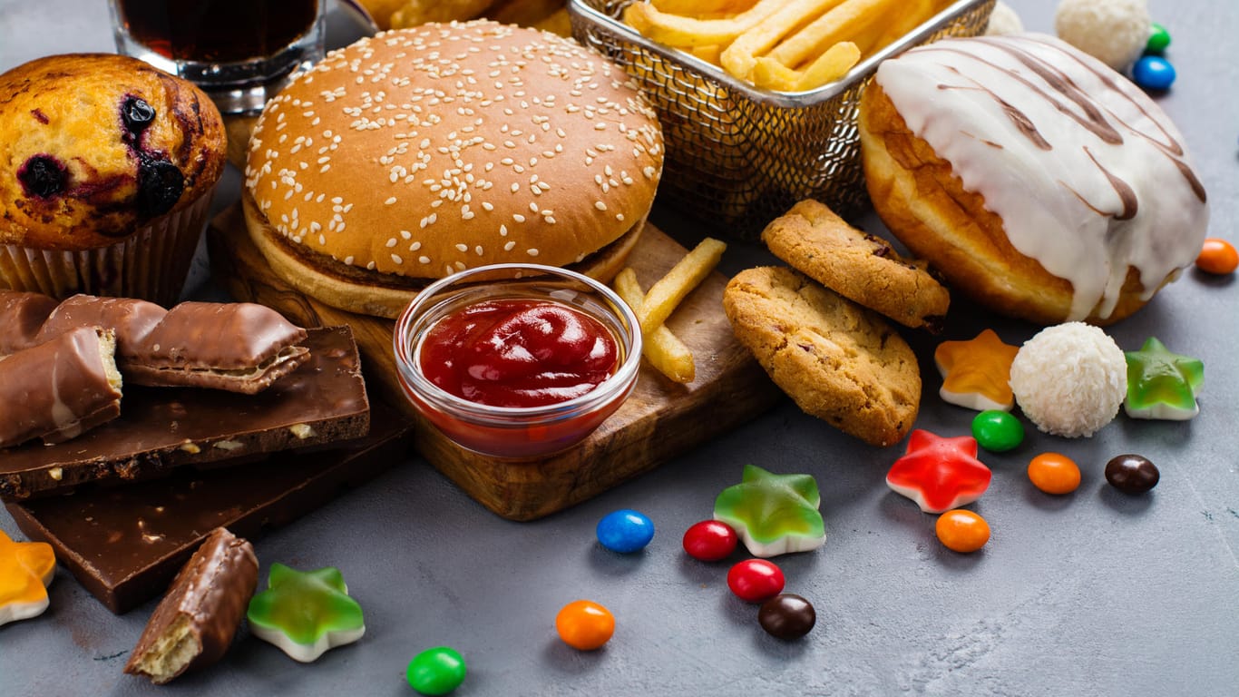 Ungesunde Ernährung: Während einer Diät sollte weitestgehend auf Fett und Zucker verzichtet werden.