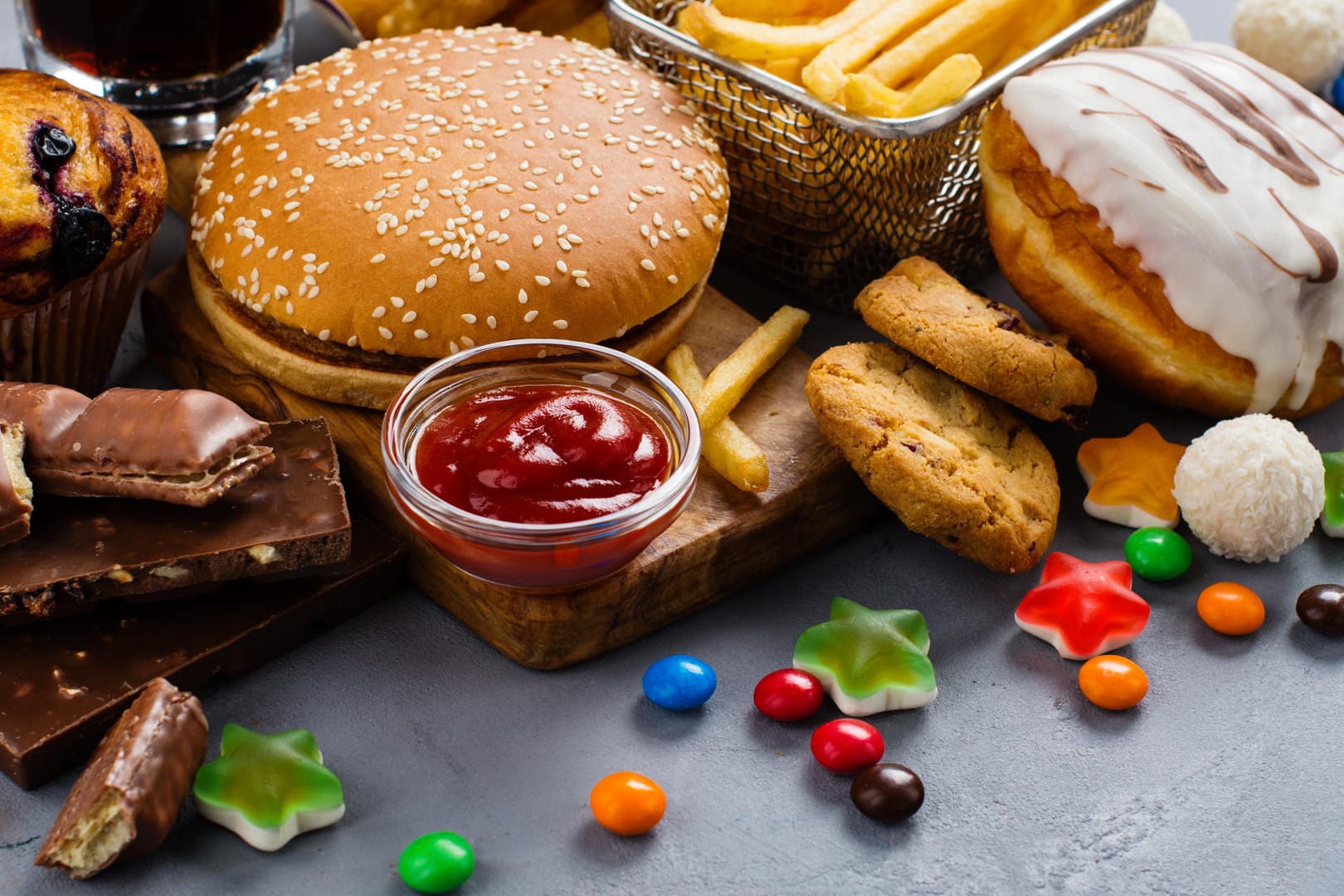 Ungesunde Ernährung: Während einer Diät sollte weitestgehend auf Fett und Zucker verzichtet werden.