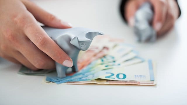 Mit dem eigenen Vermögen Gutes tun - für viele Menschen wird Nachhaltigkeit auch bei der Geldanlage immer wichtiger. Mit dem eigenen Vermögen Gutes tun - für viele Menschen wird Nachhaltigkeit auch bei der Geldanlage immer wichtiger.
