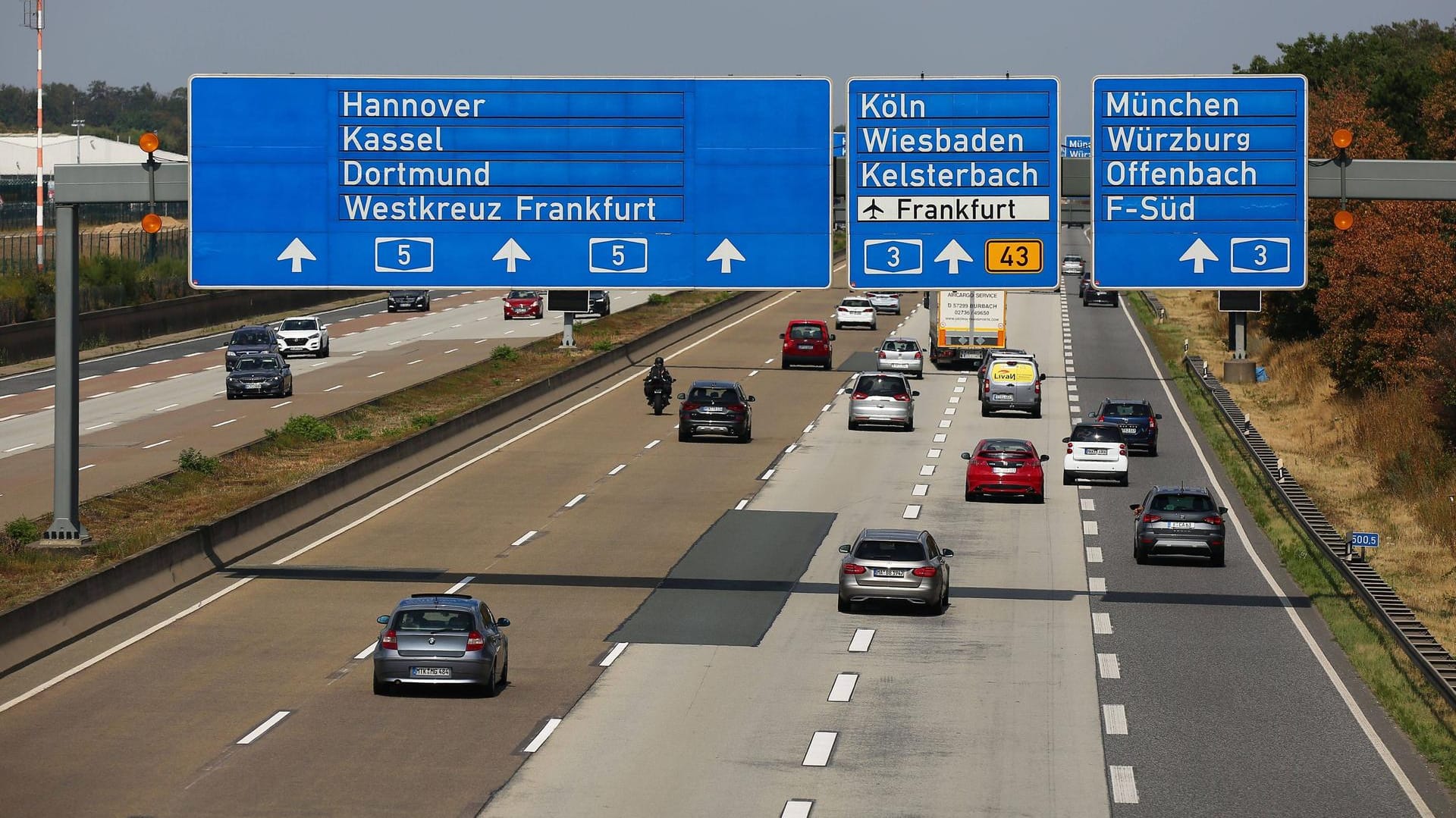 Autobahn A5: Die Polizei sammelte den Mann am Seitenstreifen ein. Autobahn A5: Die Polizei sammelte den Mann am Seitenstreifen ein.