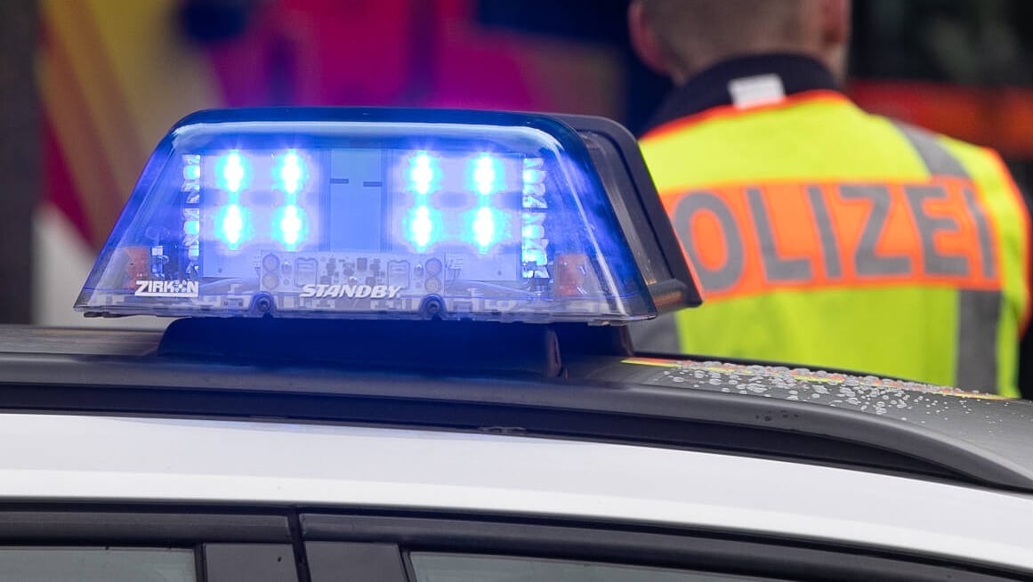 Polizist im Einsatz: In Niedersachsen hat die Polizei einen 59-Jährigen festgenommen, der seine Lebensgefährtin attackiert hatte. (Symbolfoto)