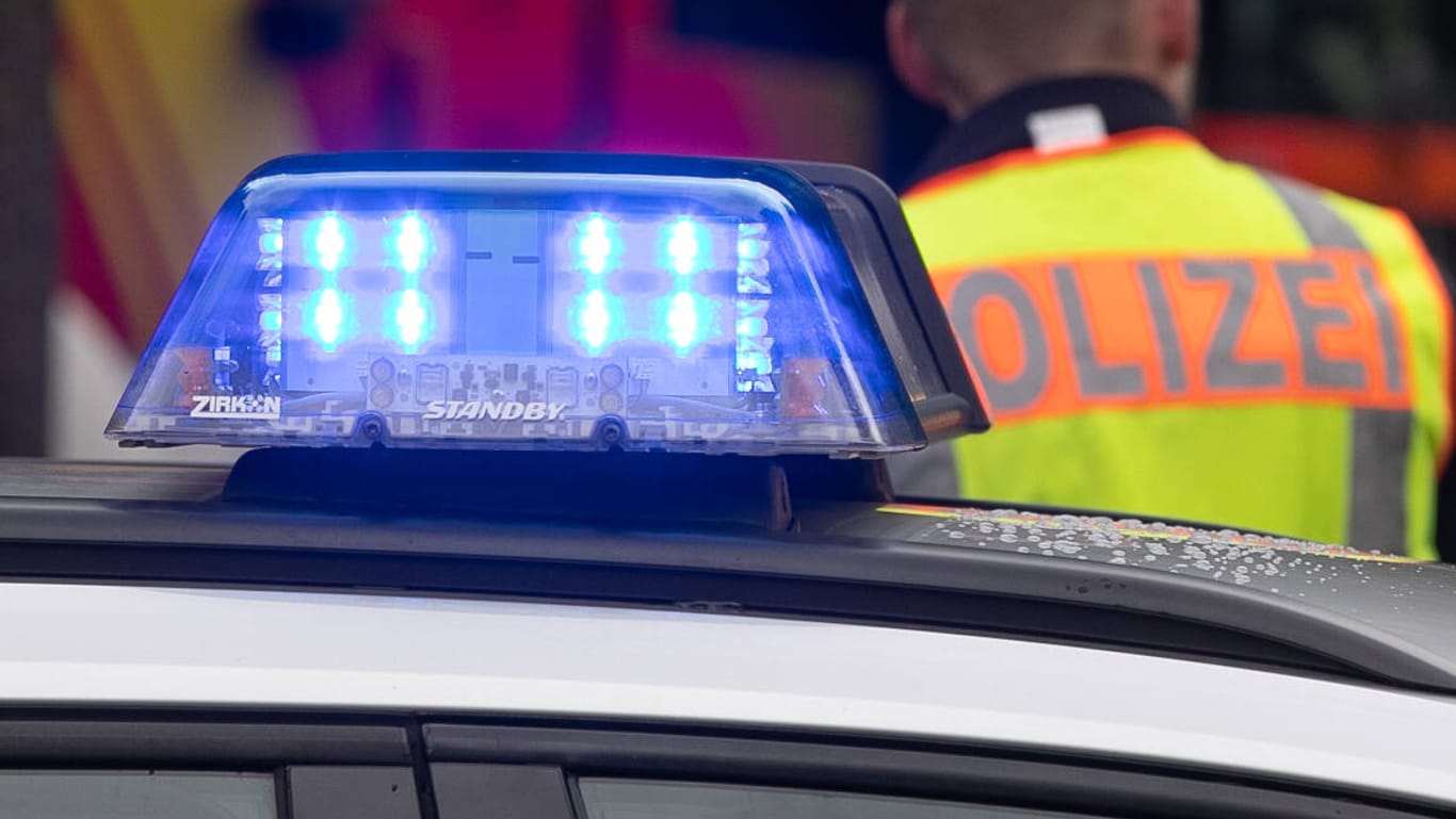 Polizist im Einsatz: In Niedersachsen hat die Polizei einen 59-Jährigen festgenommen, der seine Lebensgefährtin attackiert hatte. (Symbolfoto)