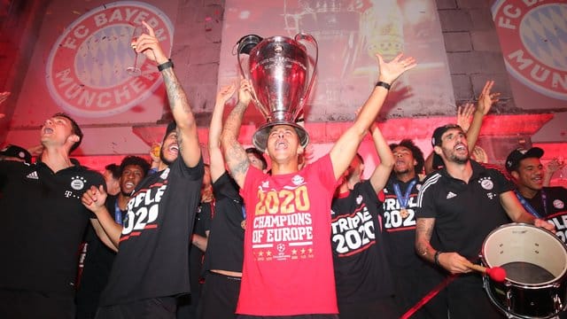 Begehrter Triple-Sieger: Bayern-Star Thiago (M). Begehrter Triple-Sieger: Bayern-Star Thiago (M).