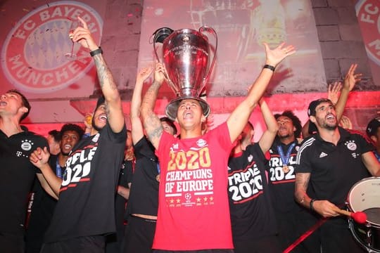 Begehrter Triple-Sieger: Bayern-Star Thiago (M).