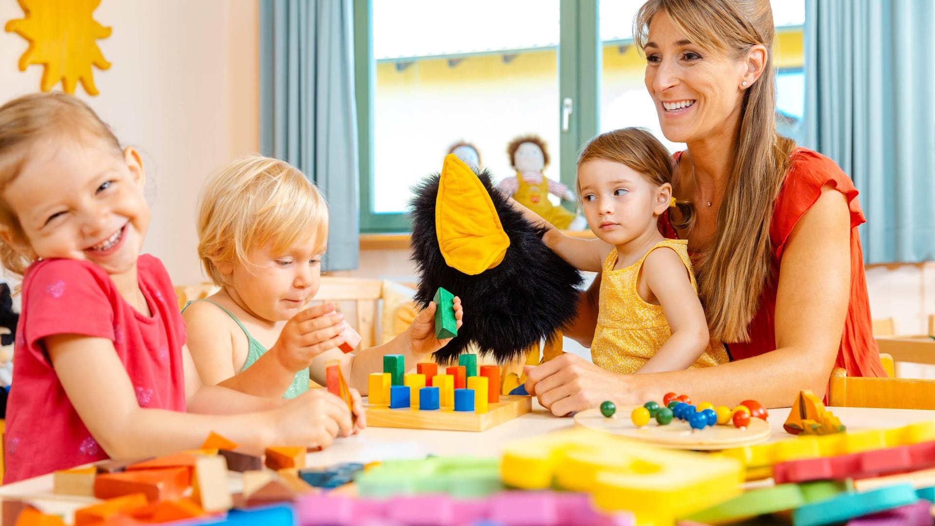 Eine Erzieherin spielt mit den Kindern einer Kindergartengruppe (Symbolbild): In Essen gibt es noch immer zu wenige Betreuungsplätze. Eine Erzieherin spielt mit den Kindern einer Kindergartengruppe (Symbolbild): In Essen gibt es noch immer zu wenige Betreuungsplätze.