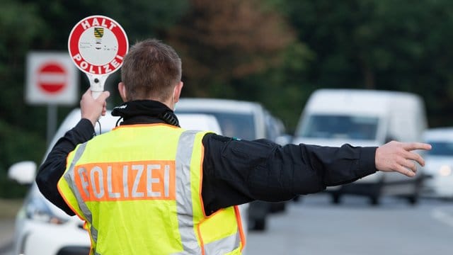 Ein Polizist steht im Rahmen eines Kontrolleinsatzes auf einem Autobahn-Parkplatz. Ein Polizist steht im Rahmen eines Kontrolleinsatzes auf einem Autobahn-Parkplatz.