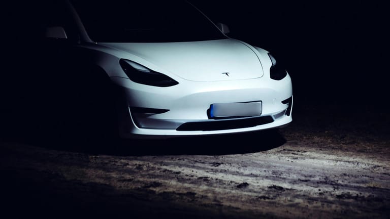 Tesla Model 3: Nicht alle Experten halten den Hype um den US-Autobauer für gerechtfertigt.
