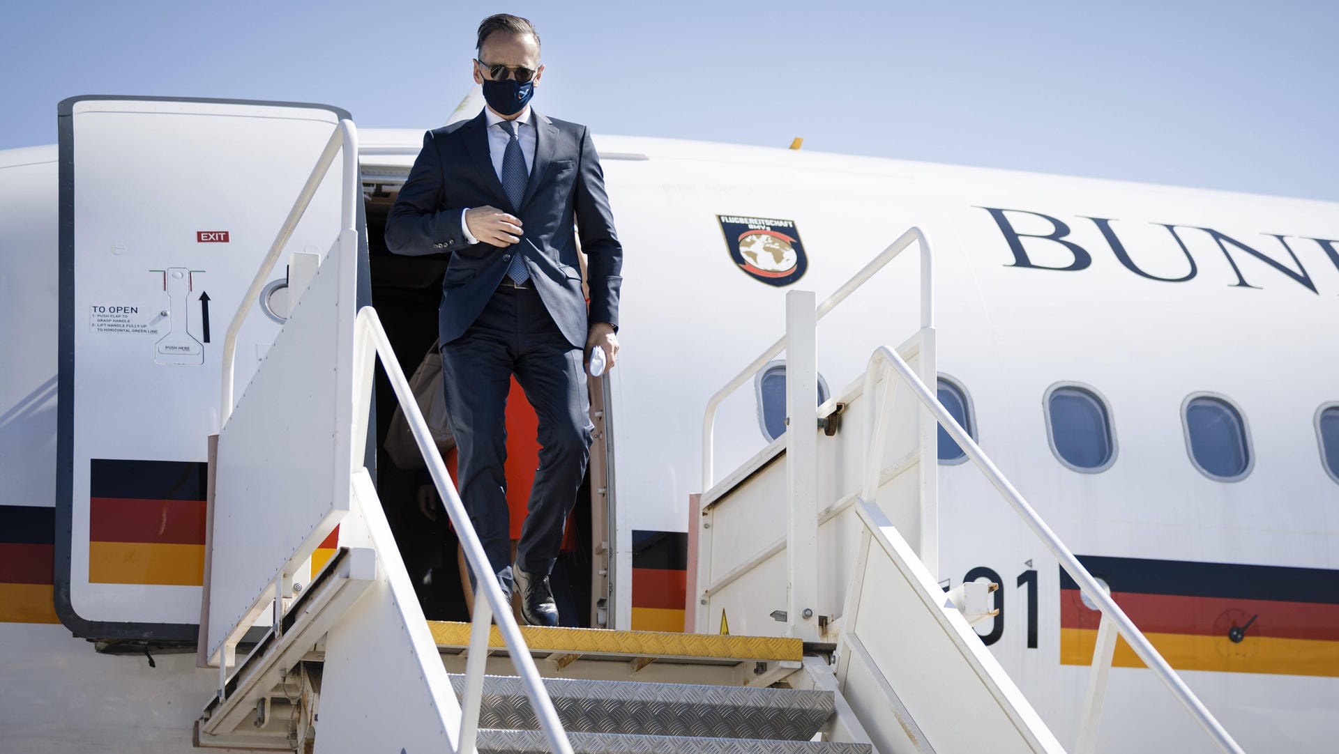 Bundesaußenminister Heiko Maas steigt aus dem Flugzeug: Er besucht am Dienstag Athen und Ankara.