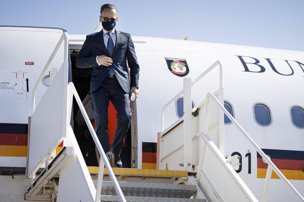 Bundesaußenminister Heiko Maas steigt aus dem Flugzeug: Er besucht am Dienstag Athen und Ankara.