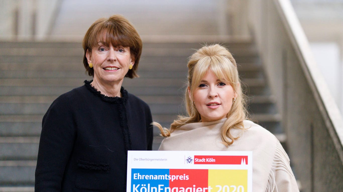 Henriette Reker mit Maite Kelly, die sich als Ehrenamtspatin engagiert: Im Kölner Rathaus wurden Ehrenamtler für ihr Engagement geehrt.