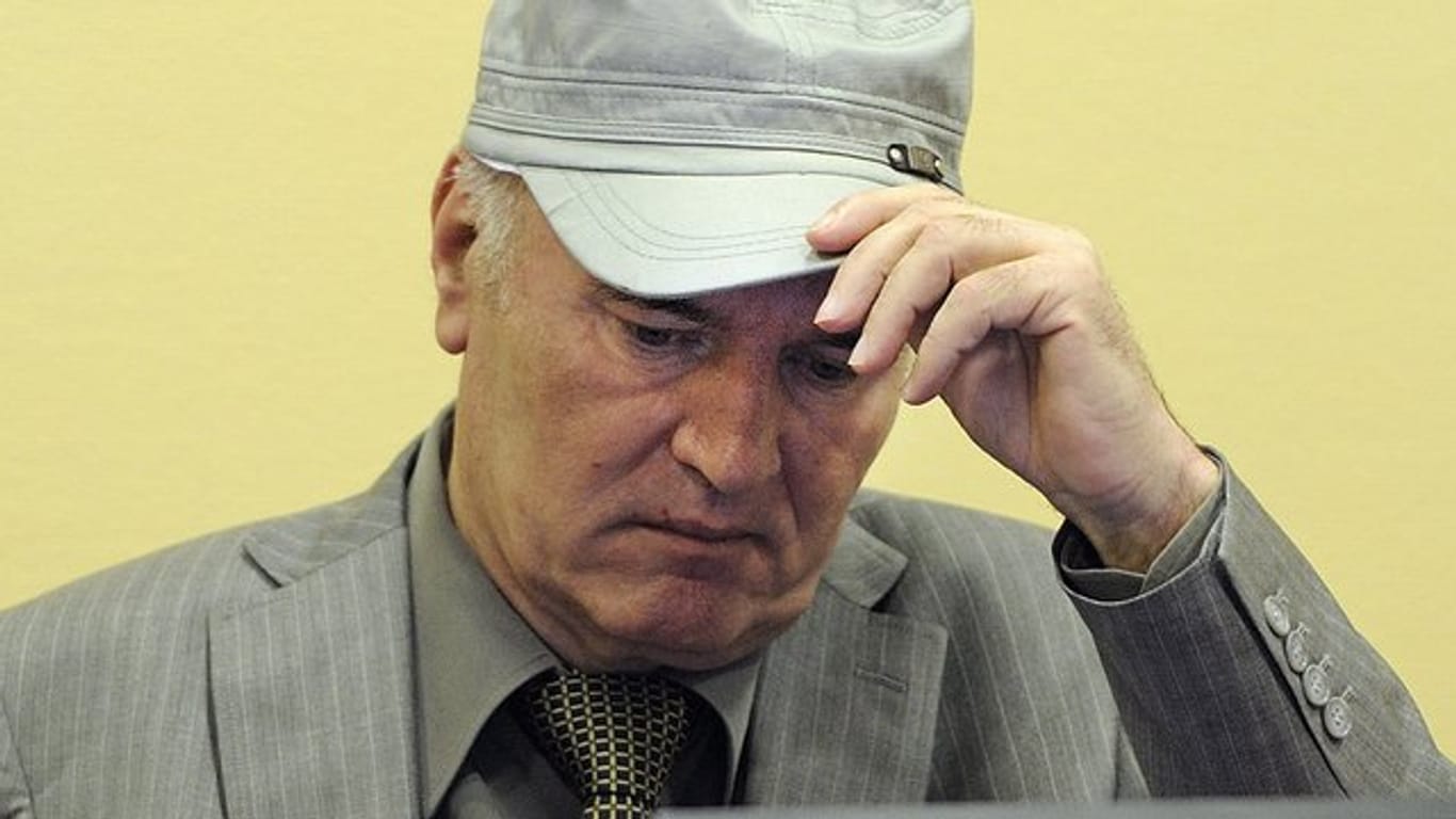 Der ehemalige serbische General Ratko Mladic sitzt im Juni 2011 auf der Anklagebank des UN-Kriegsverbrechertribunals in Den Haag.